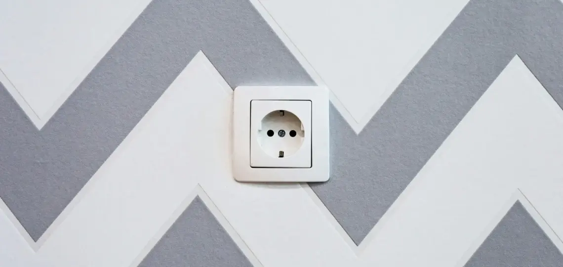 Sådan forbereder du et rum til elektrikerens installation af nye stikkontakter