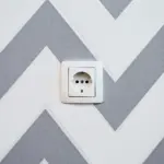 Sådan forbereder du et rum til elektrikerens installation af nye stikkontakter